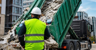 Вывоз строительного мусора в Соликамске: услуги лицензированной компании — ПроМусор